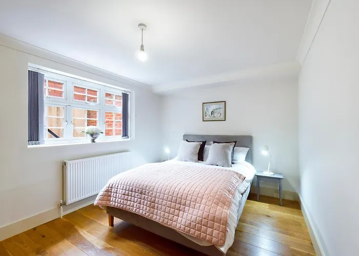 Redhill Town Centre Apartment By Livingo