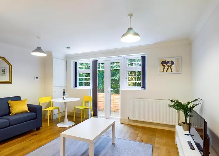 Redhill Town Centre Apartment By Livingo