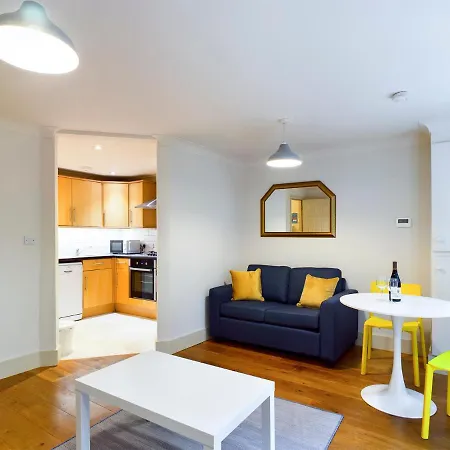 Redhill Town Centre Apartment By Livingo Exterior photo