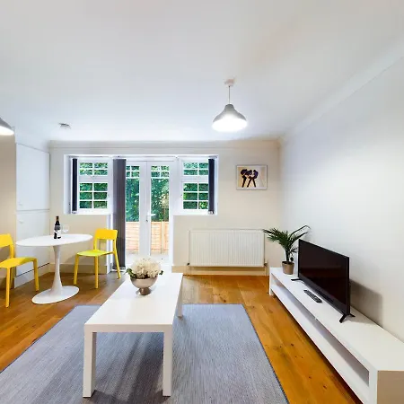 Redhill Town Centre Apartment By Livingo Exterior photo