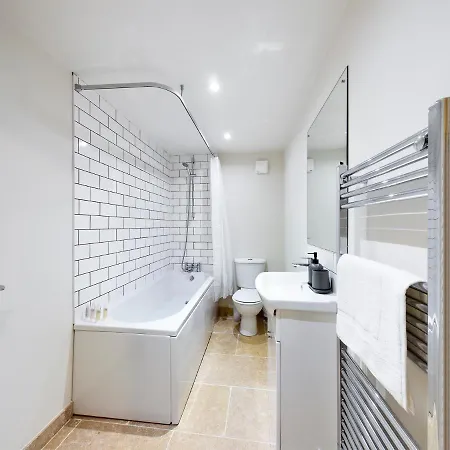 Redhill Town Centre Apartment By Livingo Exterior photo