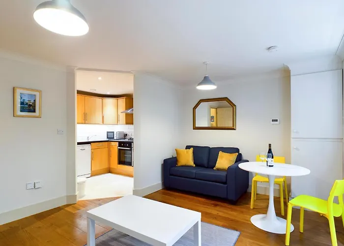 Redhill Town Centre Apartment By Livingo